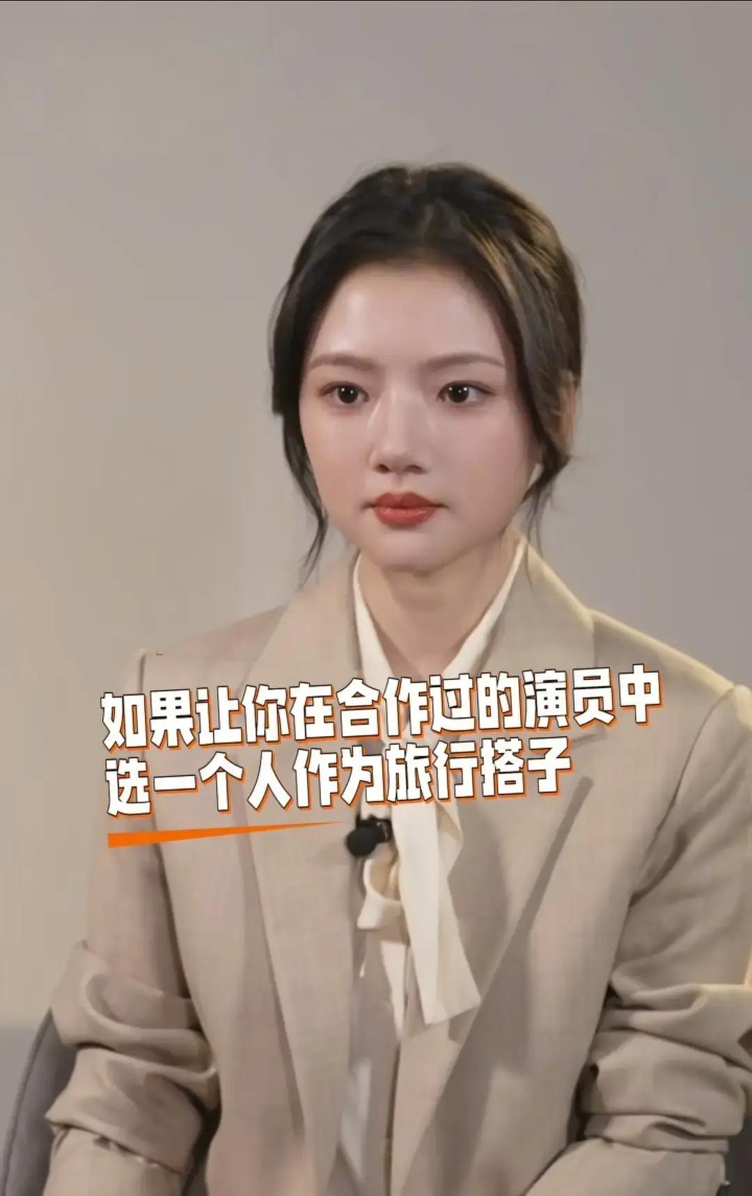 任敏在节目里挑旅行搭子，直接点名李现。理由很简单，他会拍照还欠我照片，口味也