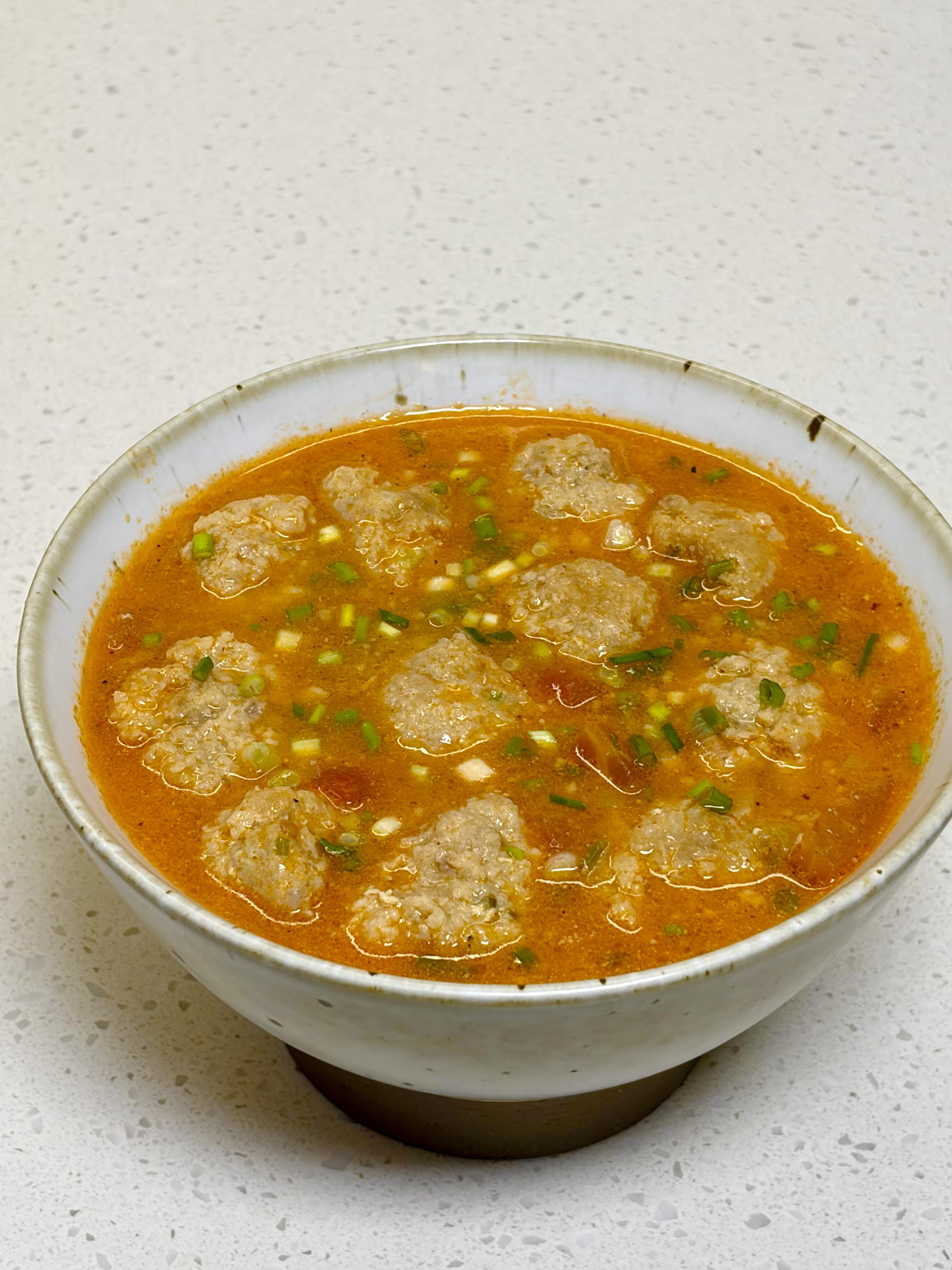 汤鲜味美的的番茄丸子汤，附详细做法～番茄丸子汤也太鲜了，肉丸子嫩而入味，营养丰