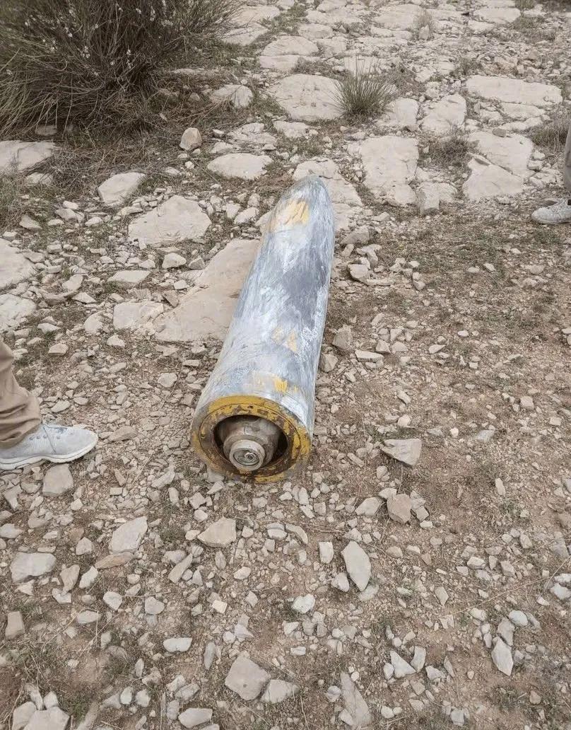 在伊朗西部伊拉姆省，伊朗人收集被伊朗防空系统击落的美军AGM-158B空射巡航导