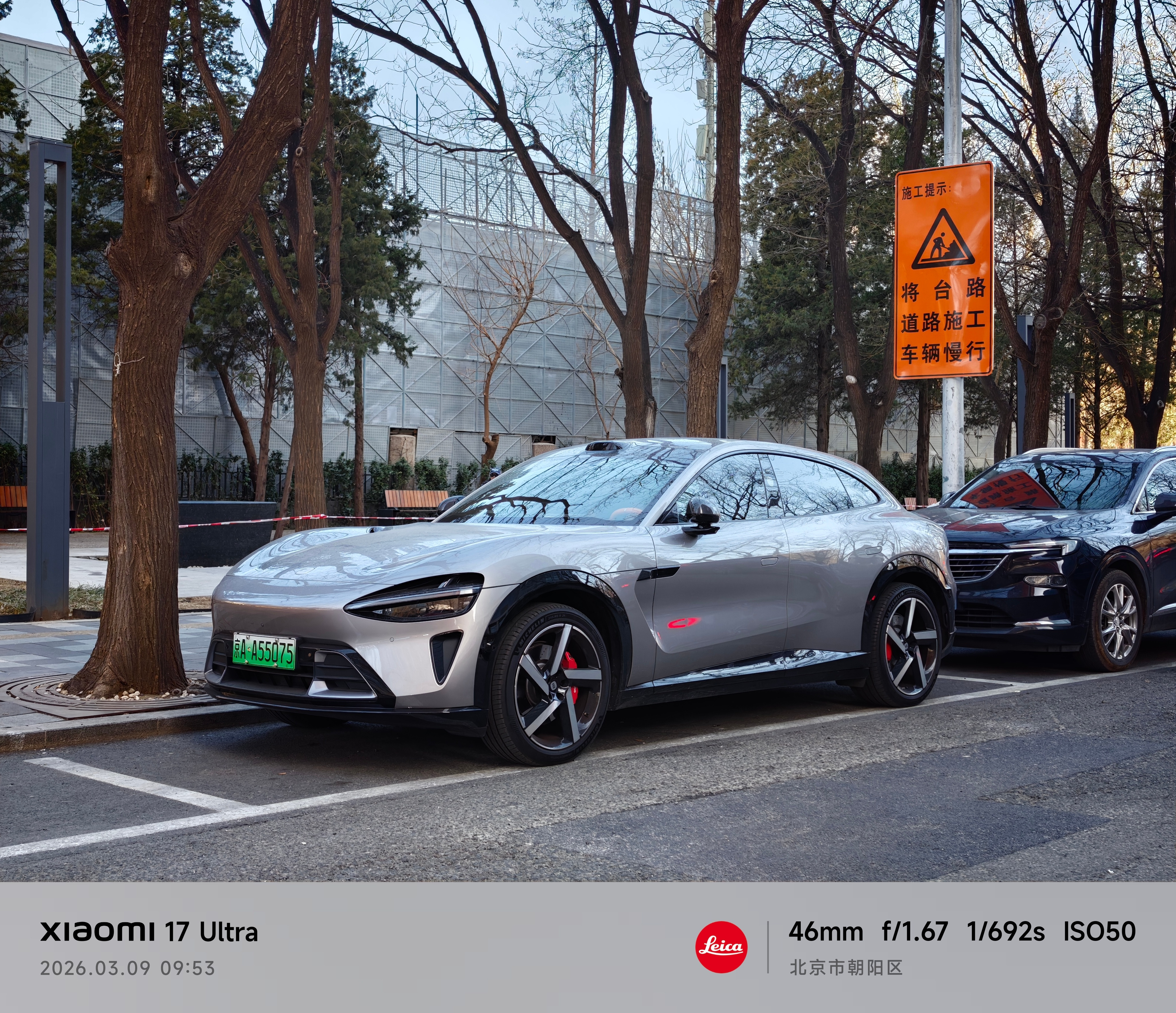 昨天我试驾的车就是新一代小米SU7，这一代价格微涨，但是配置更高了，第一代SU7