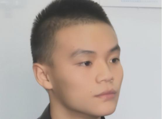 2015年，四川一小伙报名参军，体检完后回家休息，忽然听见敲门声，开门后只见两名