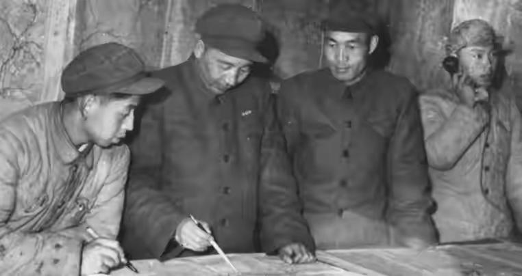 秦基伟在京西宾馆吃饭时被服务员冷落，嫌那里太闹心，就干脆去职工餐厅排队买饭菜，感