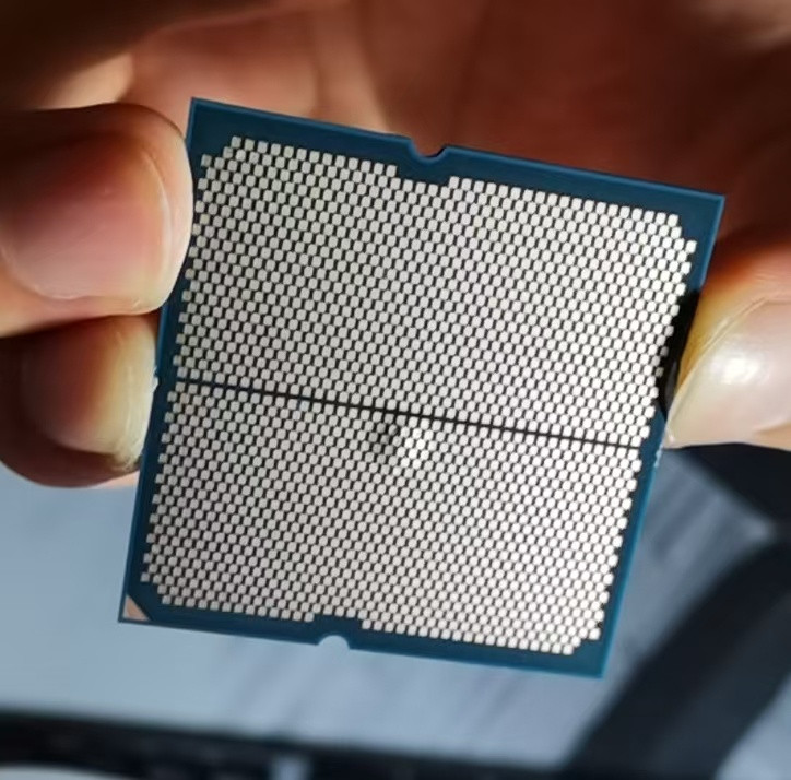 以防你们好奇鼓包的9800X3DCPU长啥样那就发出来看看。把主板针都压歪了，
