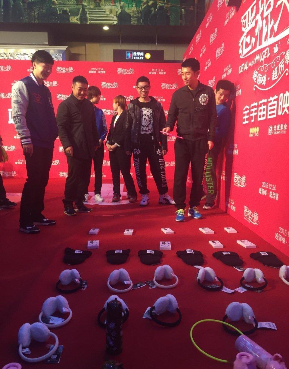 一枚探着脑袋的小可爱🐼🐼🐼猜一猜咚咚瞄准了哪一个？