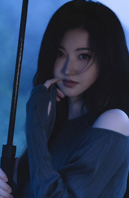 景甜雨夜氛围感写真，灰色裙装美到让人心颤