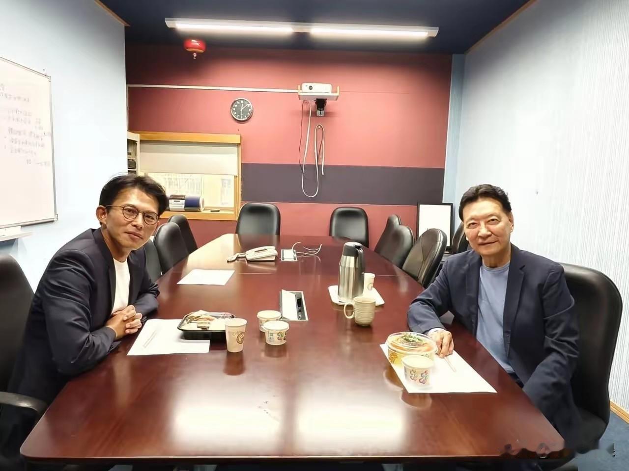 赵少康今日贴文自己和民众党主席共进午餐。对两岸局势、公共政策、台湾发展、未来选战