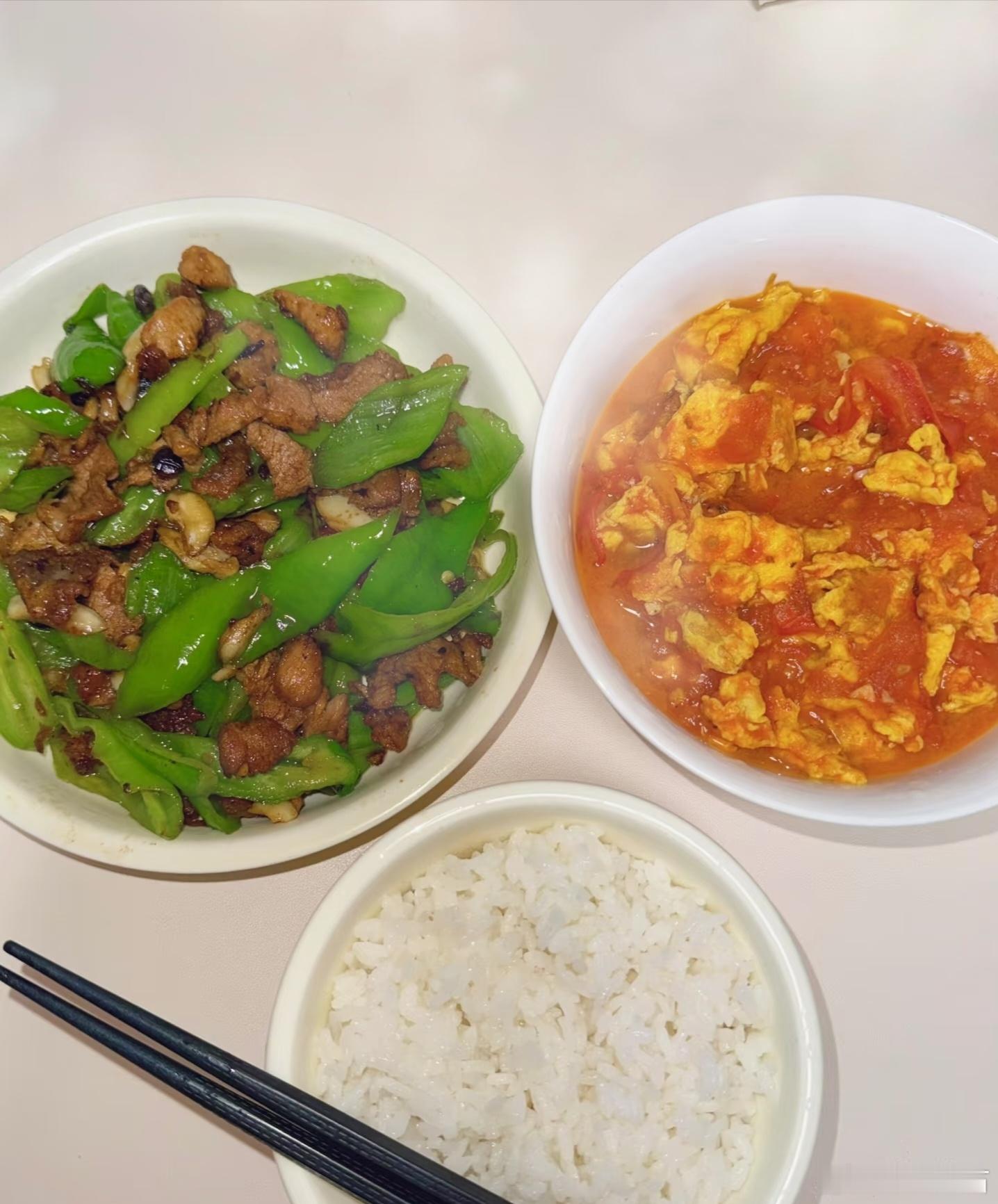不知不觉就吃了两大碗，今天的菜太下饭了​​​