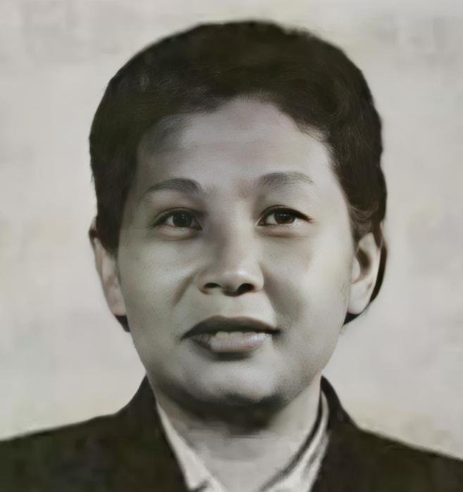 1939年一天的夜晚，女战士徐敏正要去如厕，突然被一壮汉从背后抱到了床榻上，对方