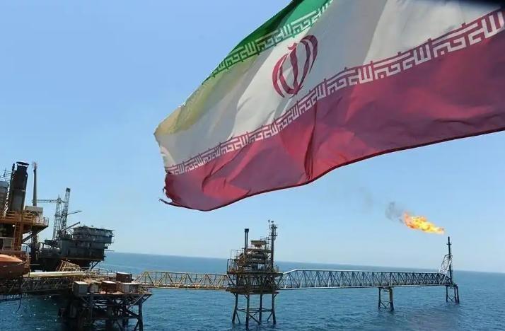 伊朗这次真给特朗普上了一课。美伊冲突爆发后,伊朗石油日出口量达到210万桶,比战