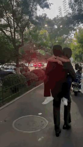 “没想到火上人民日报了！”女生放学刚走出校门口，突然她跑了起来，原来在人群中看到