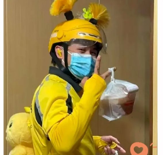 我家孩子送外卖满八天啦。最开始他说“每天挣够80元就回家歇着”，结果赶上平台有冲