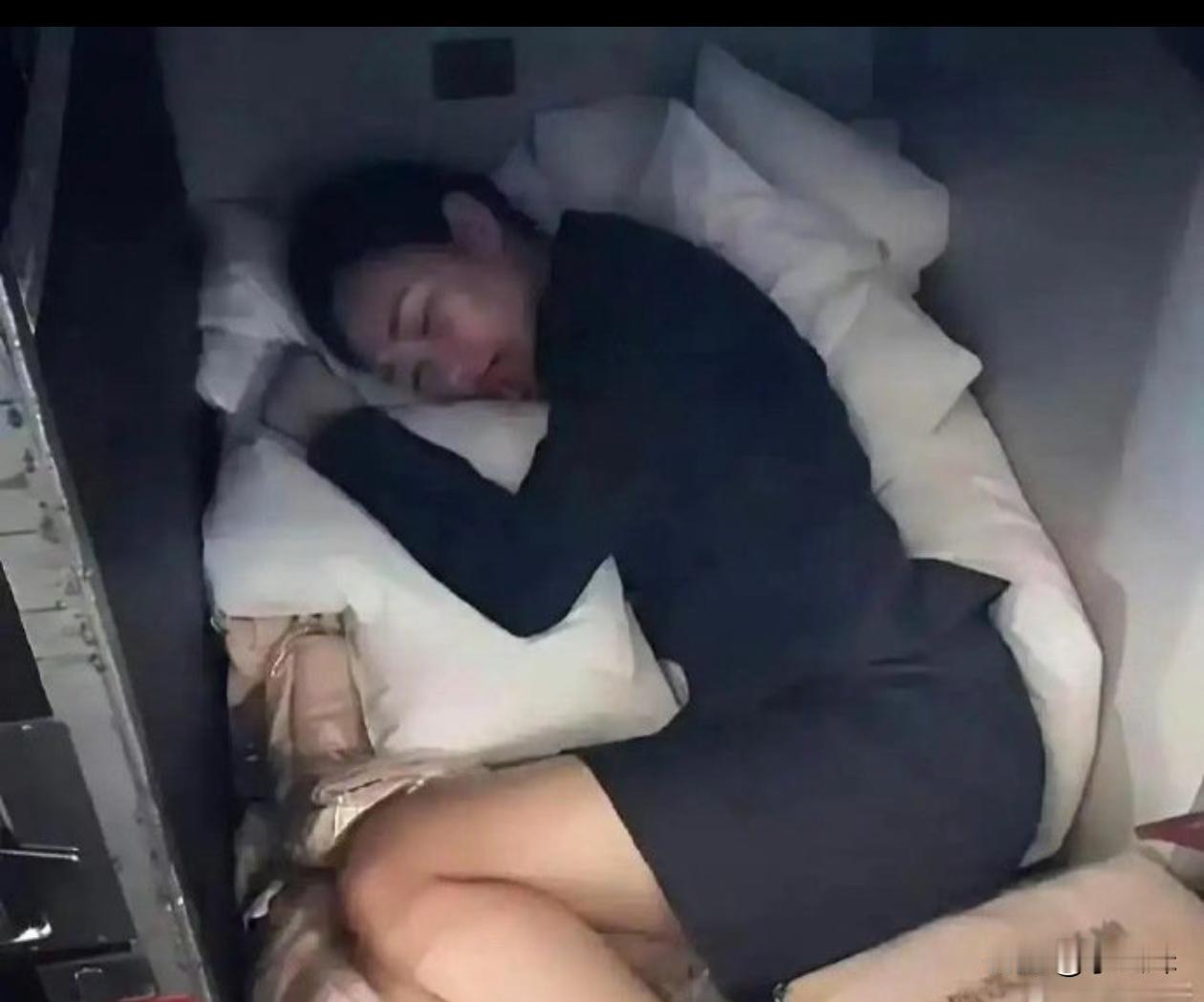 他们也挺辛苦的，休息室只有这么一点大