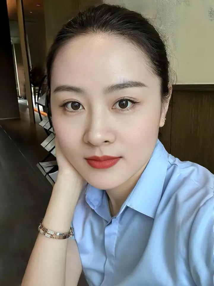 红妆美人倚，笑语如春风。