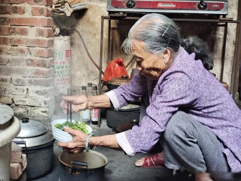 我老妈隔三差五就会去我外婆家一趟，我内心就非常感动，因为我外婆有那么多儿子和女儿