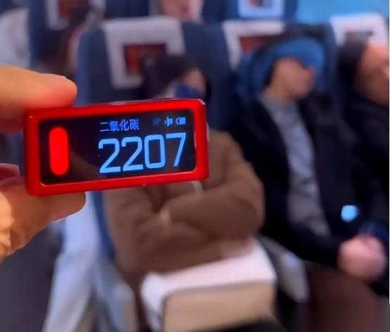 终于破案了。我终于知道为啥每次坐高铁都困成狗，喝两杯美式都顶不住了。根本不是