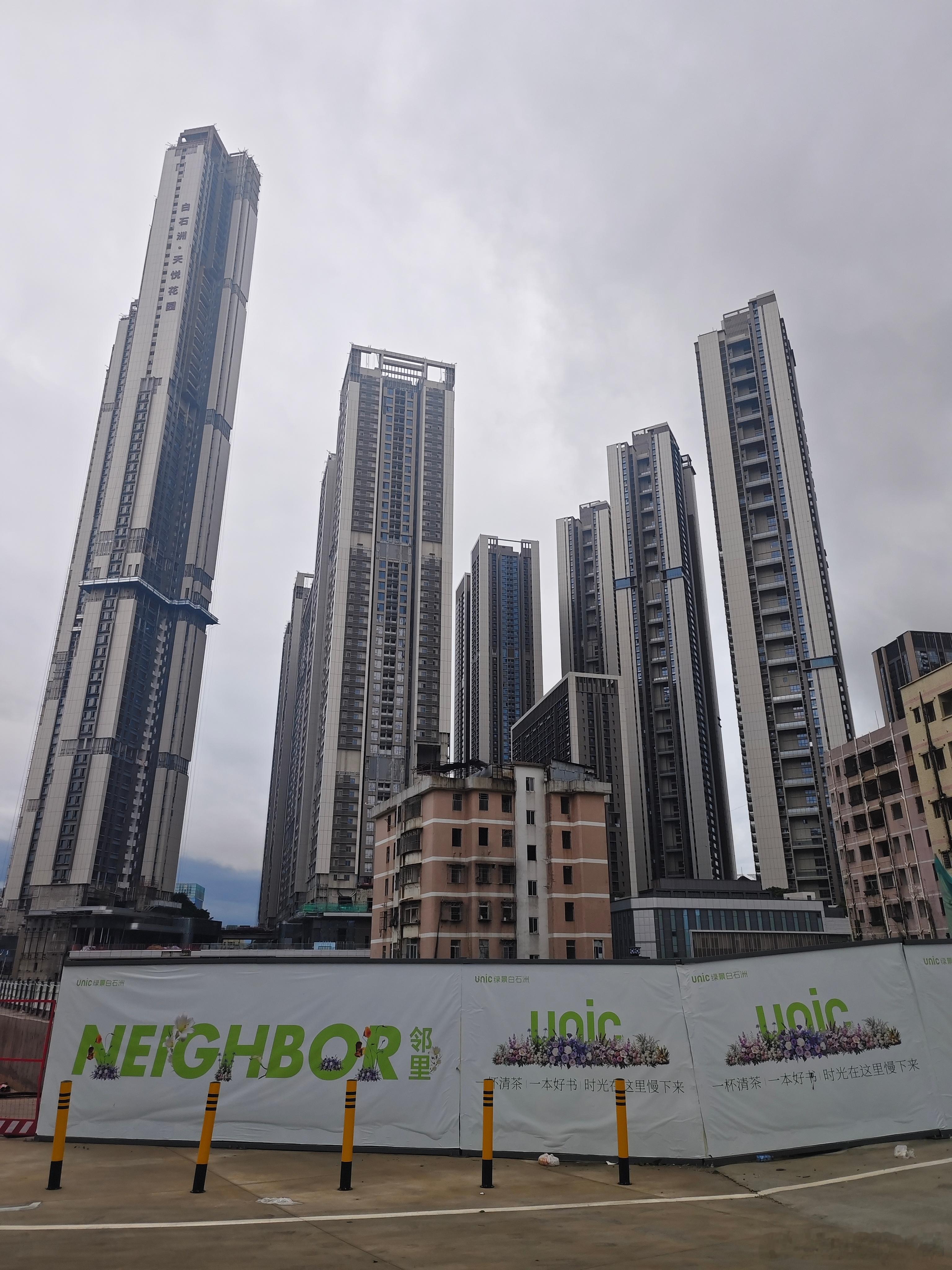 70多层的住宅，这高度和这密度都很魔幻。。。深圳·白石洲
