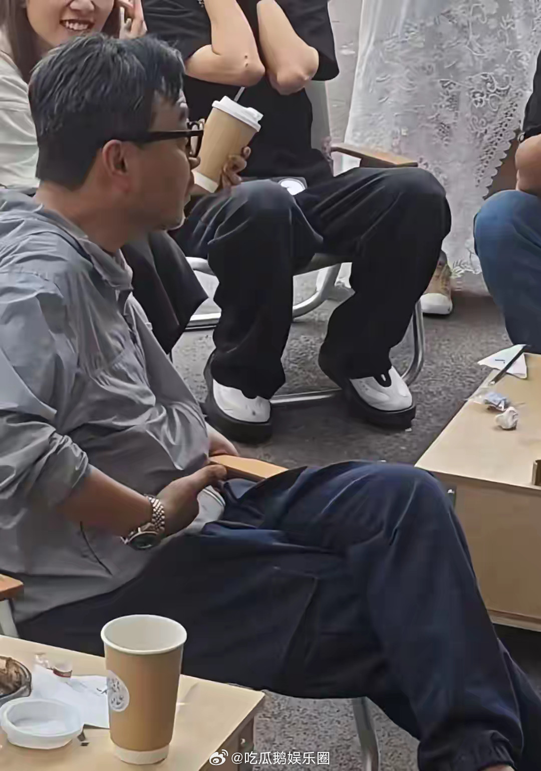 51岁汪涵在长沙街头喝咖啡，穿人字拖爱嚼槟榔，身上老人味明显！！！​​​