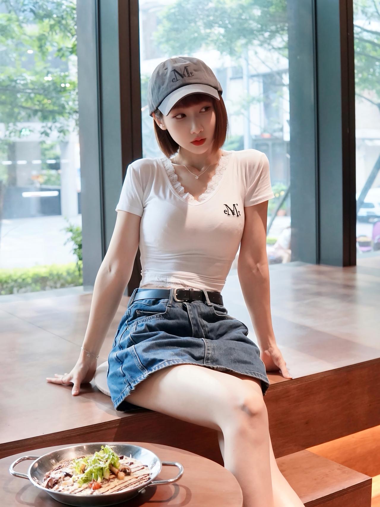美女|日常轻熟修长玉腿利落齐短发衬得五官精致，简约穿搭拉长腿部线条，肌肤白皙