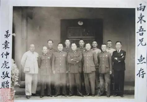 1949年1月21日，蒋介石宣布下野，在离开南京时和卫戍司令部的张耀明、覃异之等