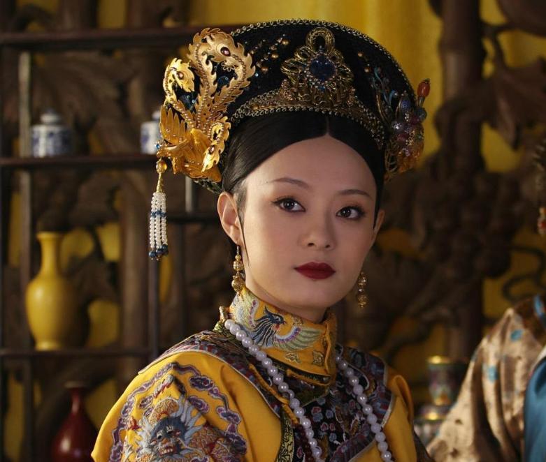 1735年，雍正去世。乾隆问皇太后是否和父亲合葬？没想到，皇太后却冷冷地说：我不