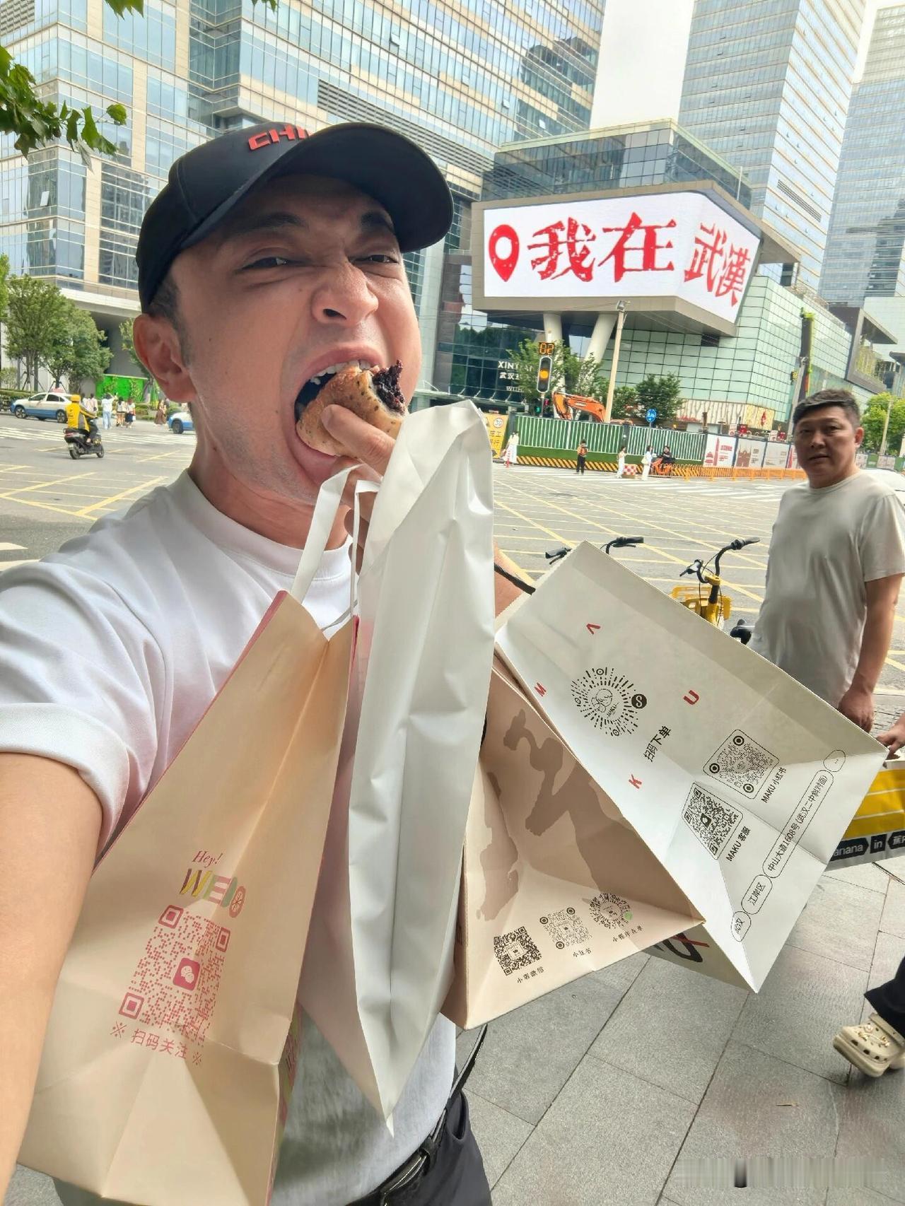 6月25日，央视主持人尼格买提更新生活日常动态，并配文“我自己在武汉办了个面包节