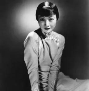 当年，陆小曼穷的揭不开锅，日本人带着1000大洋找上门儿，陆小曼故意打扮的邋里邋