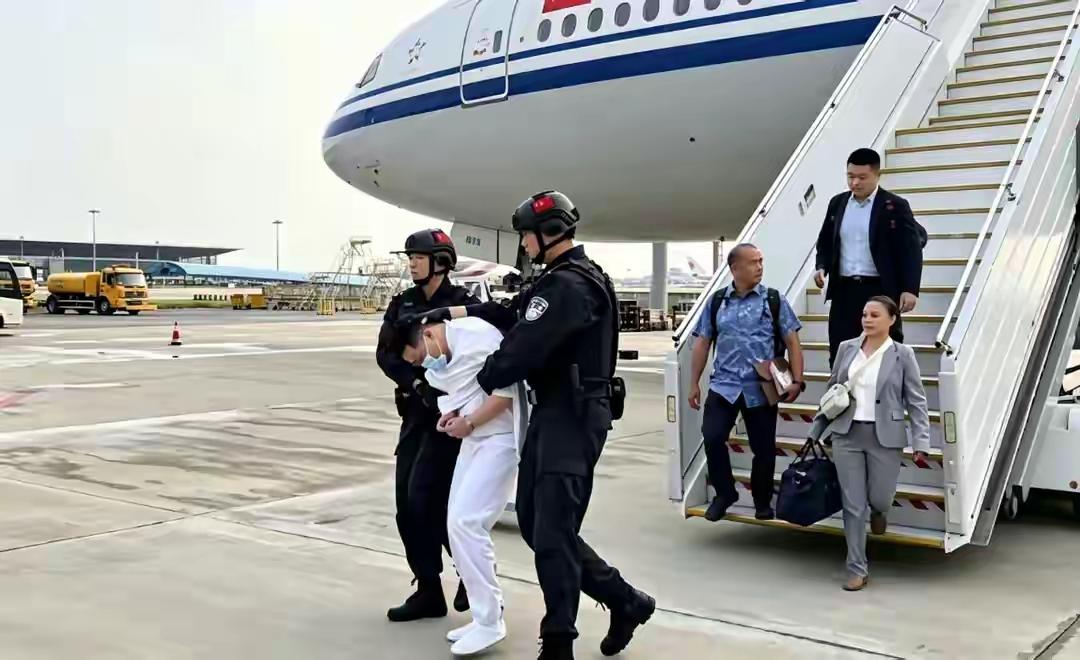 【美方九个月移交给中方】7月20日，残杀同胞的刘瀚文被美国移交中国执法人员。