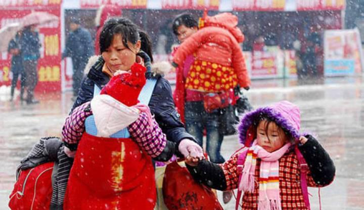 春运路上, 孕妇和孩子, 回家路很艰难!