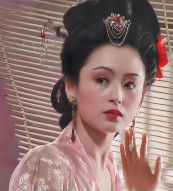 吕布被曹操杀死以后，曹操的士兵闯入吕布的内室发现了貂蝉，貂蝉怕被士兵糟蹋，立刻举