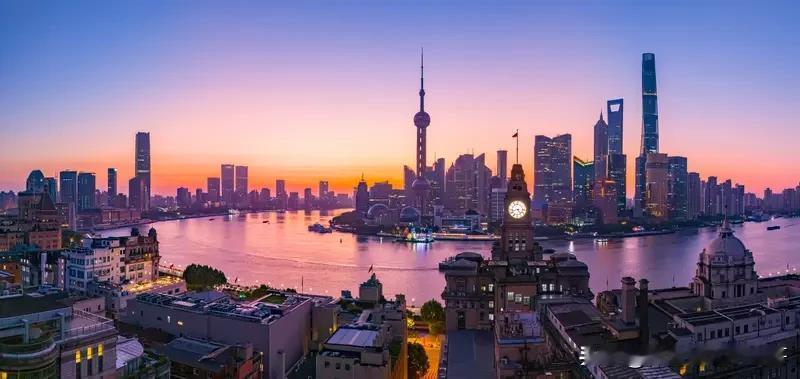 昨天和另外一个朋友交流我们在上海打拼的感受，他给我提到他自己也很后悔在过去青年当