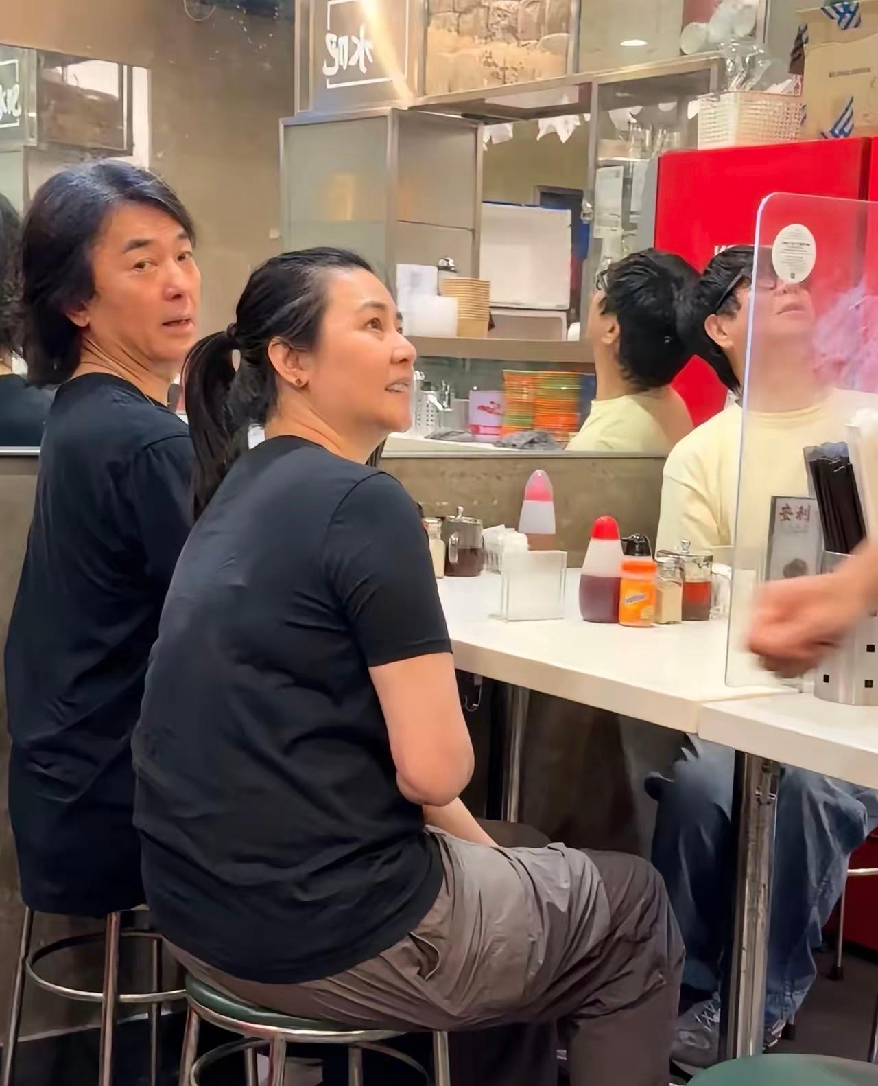 郑伊健:这家老店鱼蛋粉味道还是老样子。蒙嘉慧:是啊，简简单单吃一顿，比什么都舒