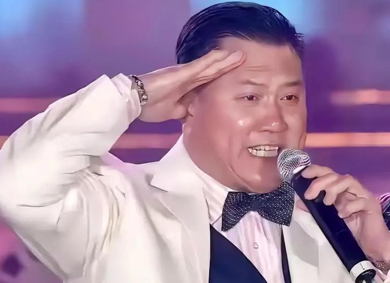 68岁万梓良，台上腿抖得像筛糠，下台就扎针测血糖，一场商演15万，自己只留1.5