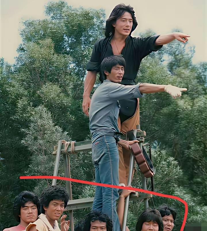 看看以前人的发量，为啥那么多？每个人都顶着一头乌黑浓密的长发，让人羡慕。