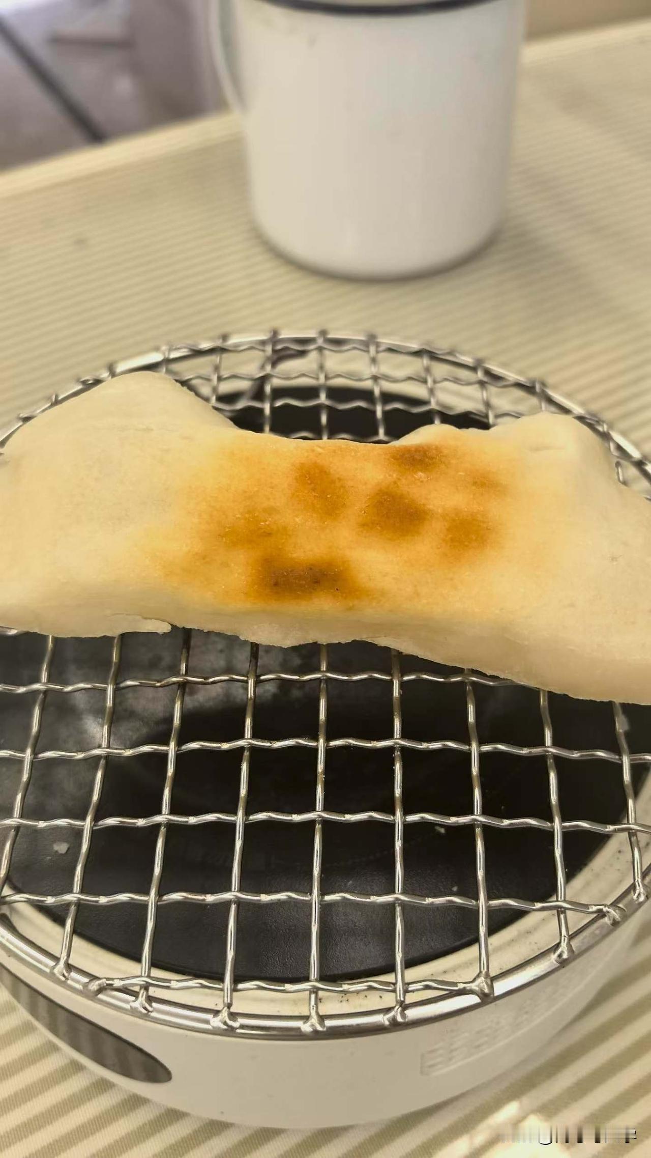 过年烤糍粑，沾豆面和白糖，是谁的童年又回来了。