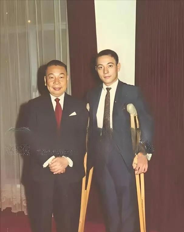 1970年，蒋经国和拄拐的长子蒋孝文的合影，蒋孝文拄拐不是因为他受伤，而