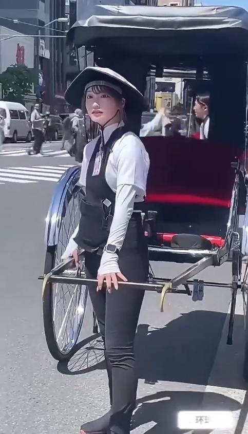 东京女人力车夫成了东京一道风景线，很多外国游客来打卡。视频片段展现了身着传统服