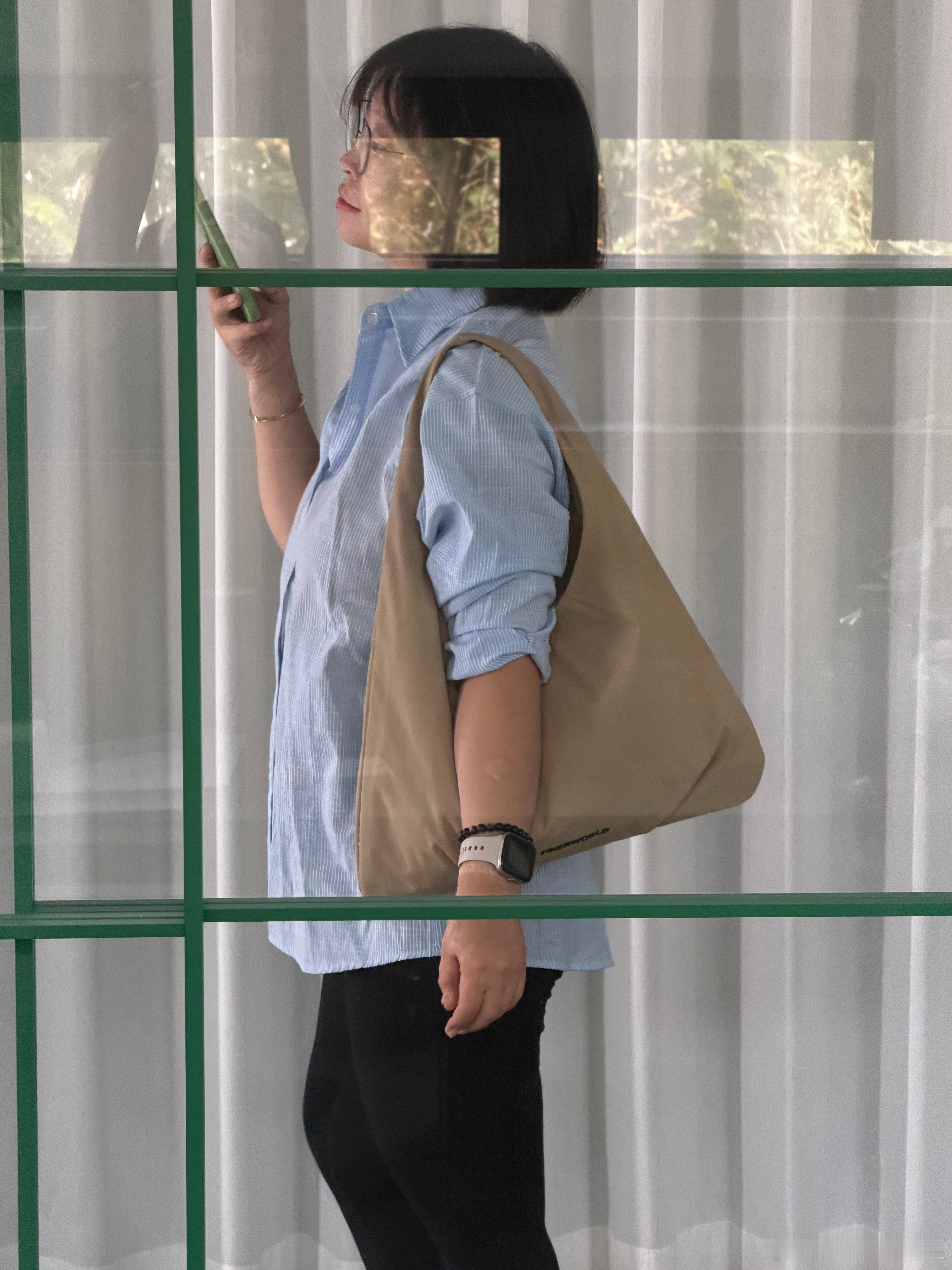 我在镜子前面拍照的时候同事从办公室里面给我拍的。比我自己拍的好看。​​​