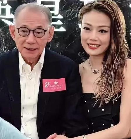 被82岁杨受成牢牢掌控！容祖儿15岁遭2次解约被嫌丑，遇杨受