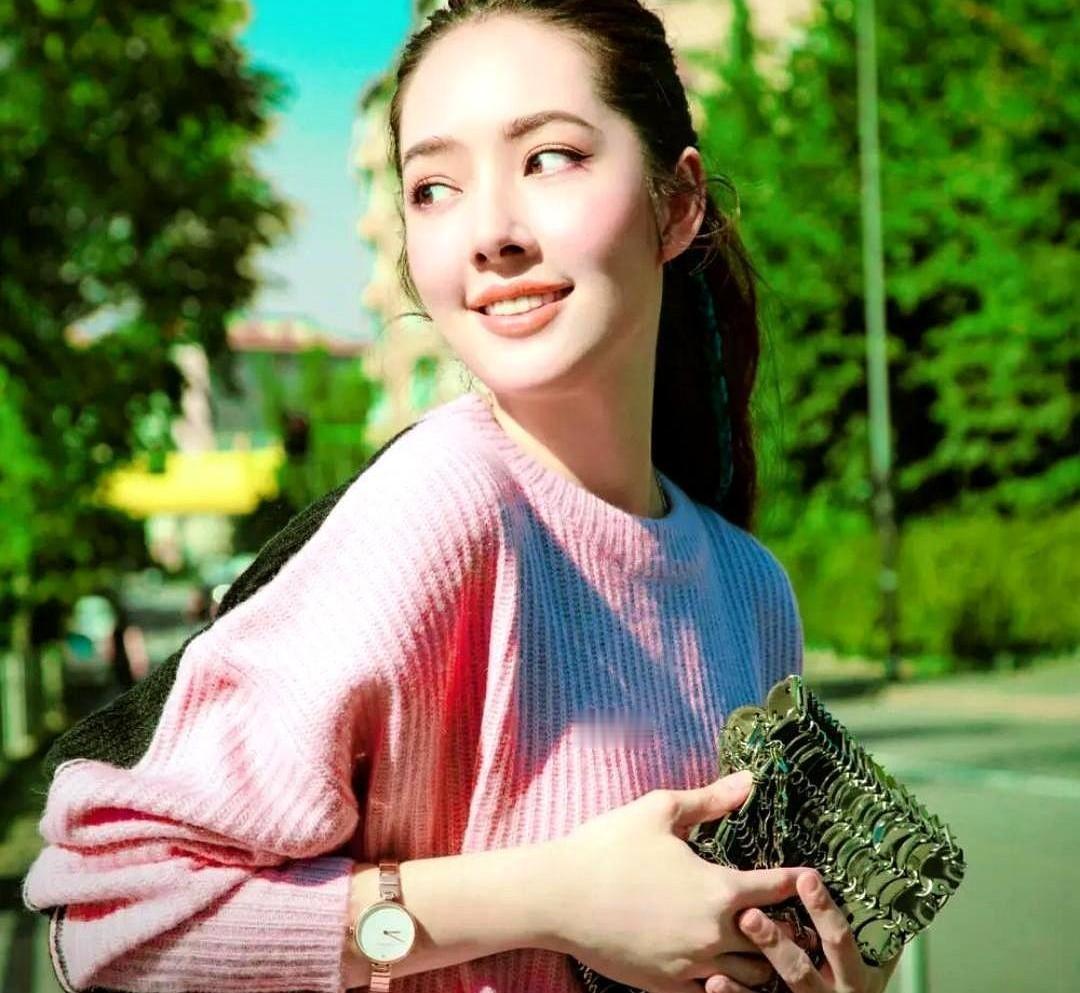 郭碧婷的爸爸躺在病床上，她却连医药费都掏不出来。要知道，她可是向家的儿媳妇，那