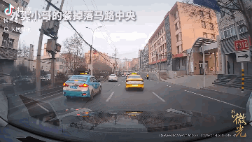 “这就是中国人的善良！”甘肃兰州，一名外卖小哥骑车送餐时，餐品突然掉在马路中央，