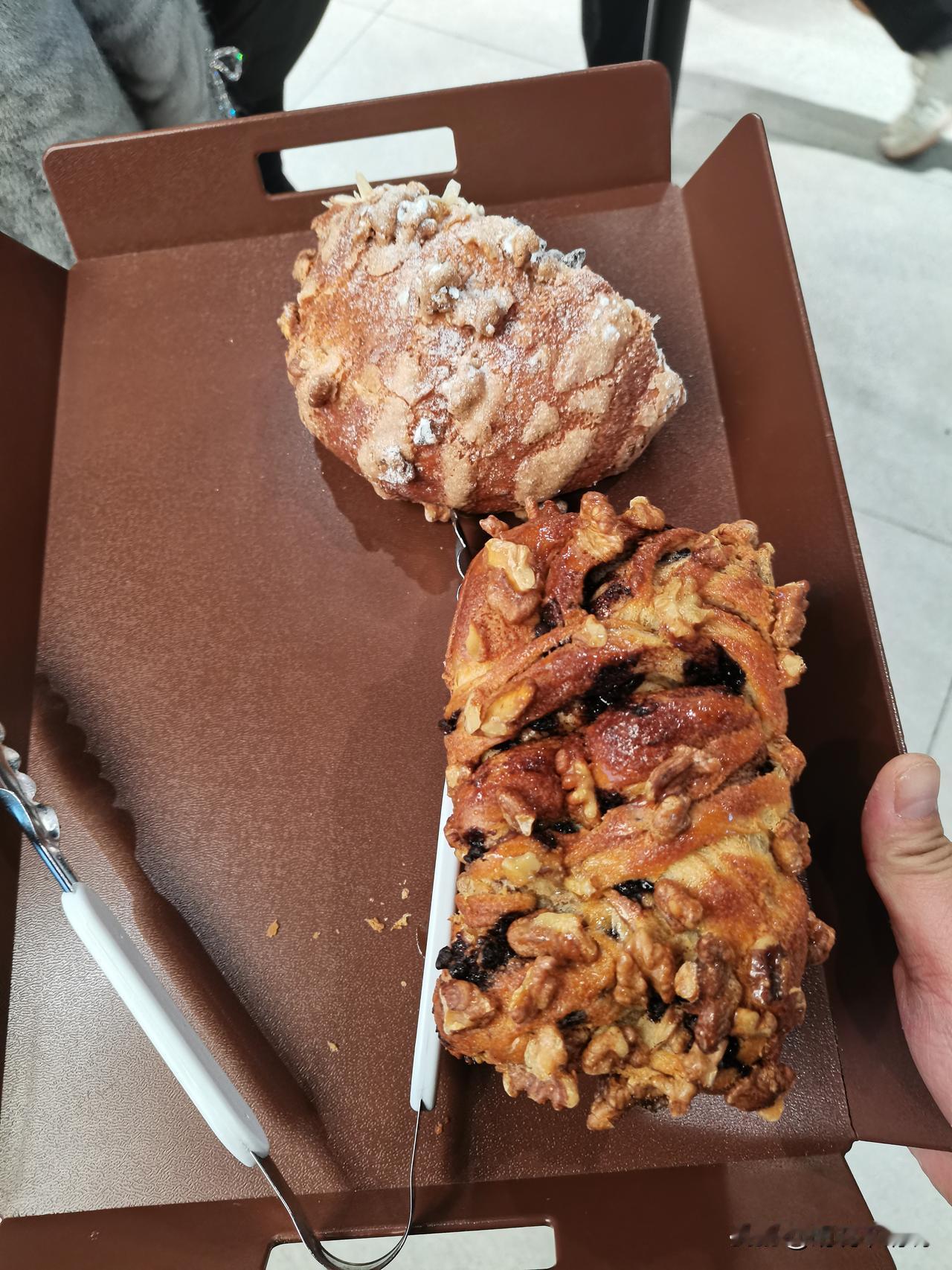 现在的面包都这么贵了吗？下午买了两个面包，不到400g，花了40多块钱，在面包坊