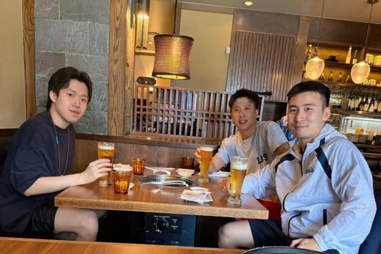 王楚钦回国，第一顿饭聚上了，比赛之余，生活美滋滋，小日子很幸福！他眼睛真的越来