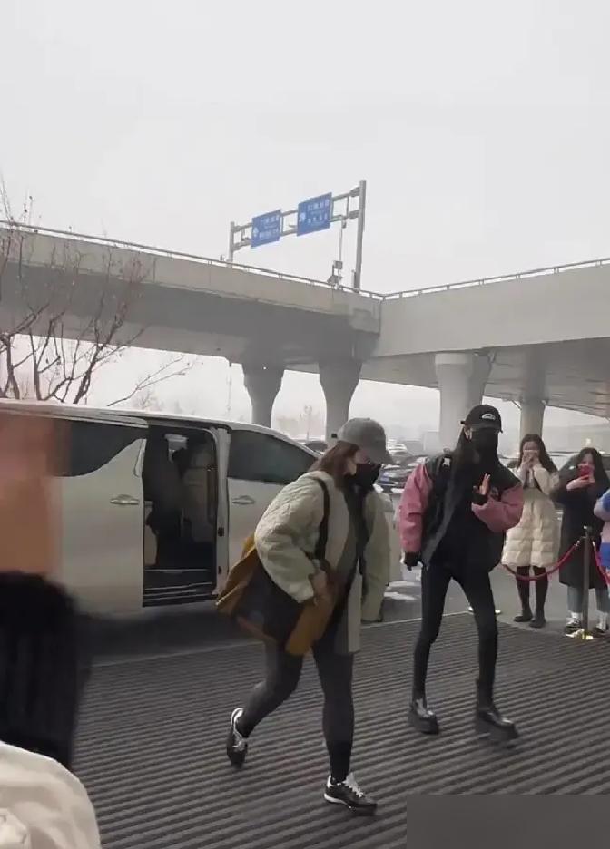 那条卖了5000万的鲨鱼裤，就是杨幂给普通女孩挖的最大的坑。你看她在米兰时装