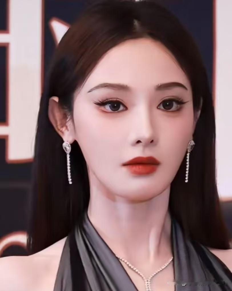 蛇蝎美人彭小苒的身材自律痕迹太明显了，真是“蛇蝎美人”本尊！明明说不懂“媚术