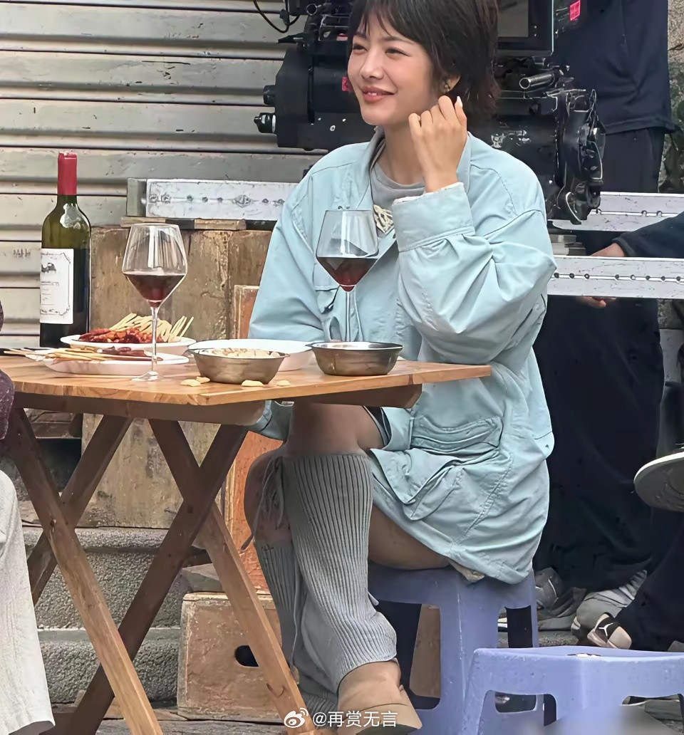 明星居然也吃路边摊，旁边环境有点破烂，和她们的身价格格不入！