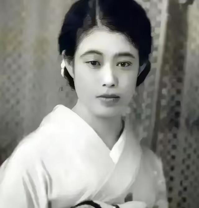 康有为在日本时，恰逢第三位姨太太怀孕，便请了16岁少女市冈鹤子当女佣。初次见面，