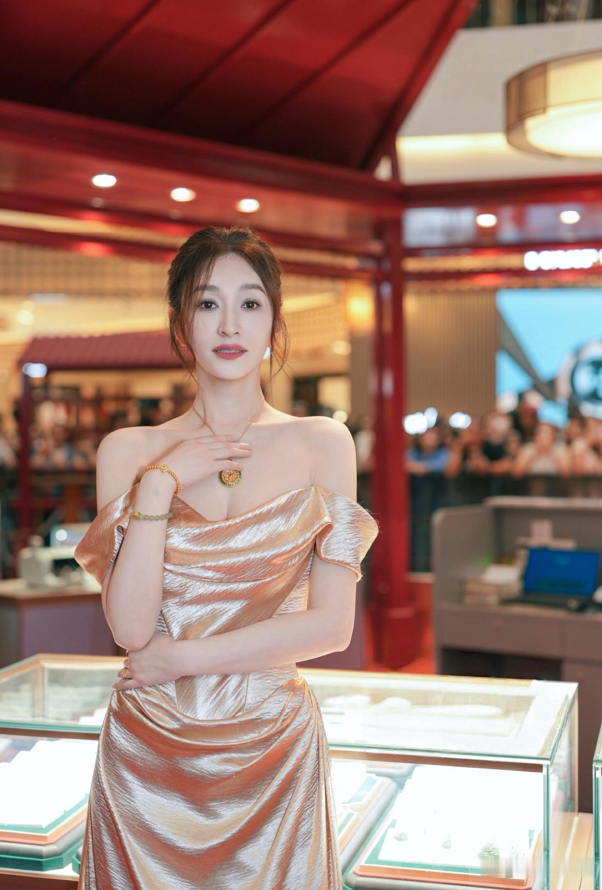 1.李小冉身边有追求者，不过对方大多年龄偏大还有婚史，她内心比较抵触，还托闺蜜