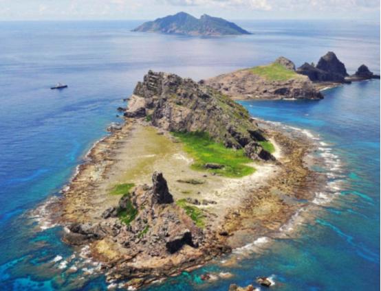 钓鱼岛上住着什么人？目前，钓鱼岛并无长期居住人口，有人可能会问，这么大一片海域的