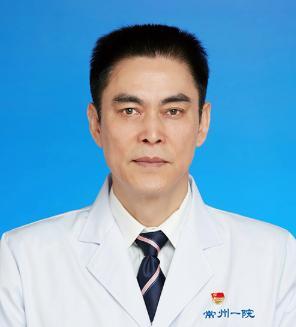 何小舟，知名泌尿外科专家，擅长肾移植手术，累计主持近1600例肾移植手术。可是2