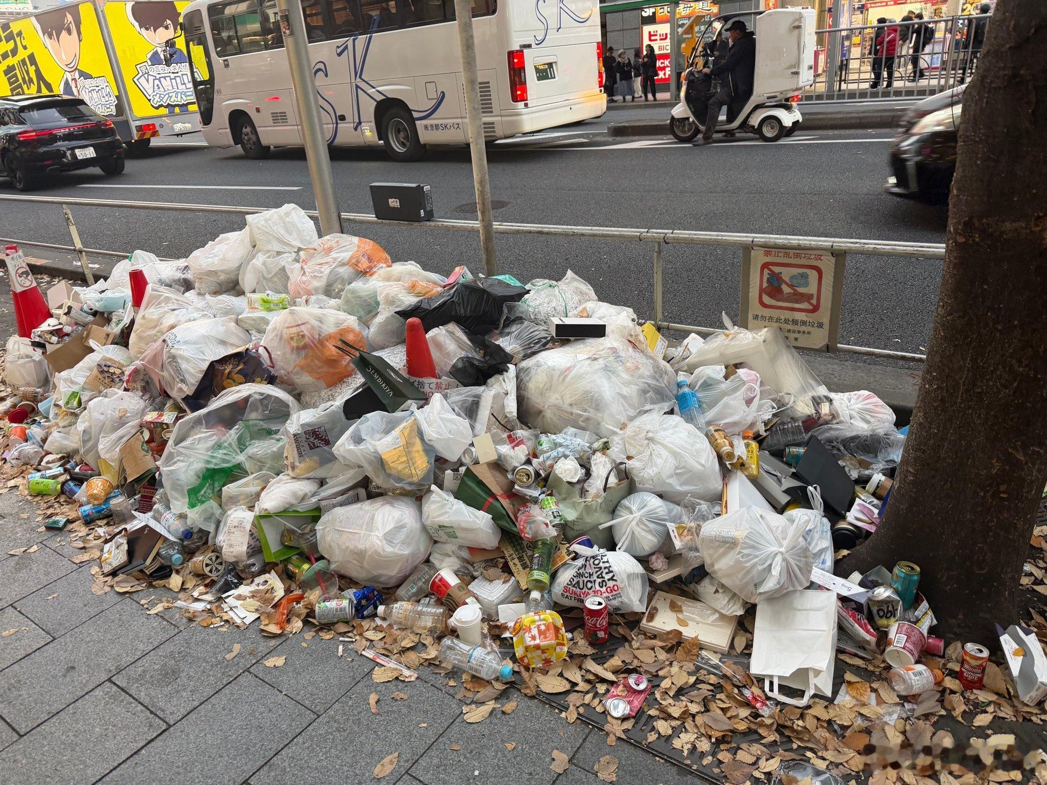 某一类的真实嘴脸：既是曱甴，又是蛤蟆。既是美粉，又是精日。既是乌粉，又是鱿鱼。演